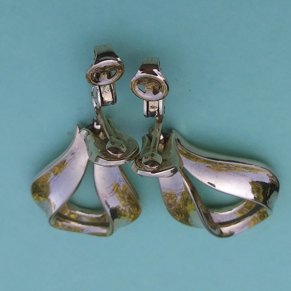 Vintage Crown Trifari gold tone clip dangle earrings - Picture 13 of 16